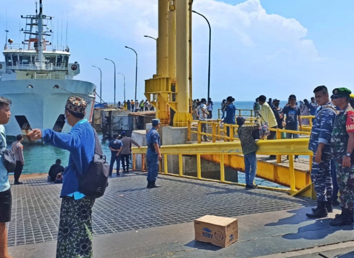 Babinsa Koramil 0823/09 Jangkar Berikan Himbauan dan Monitoring di Pelabuhan Jangkar 