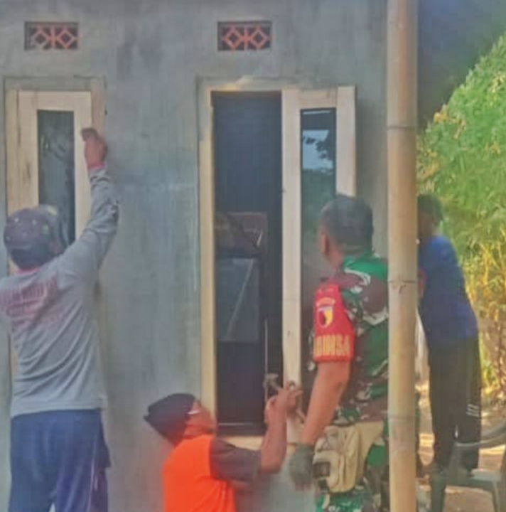 Percepatan Program RTLH di Lokasi TMMD ke-120, Babinsa Koramil 0823/10 Arjasa Giat Bantu Warga