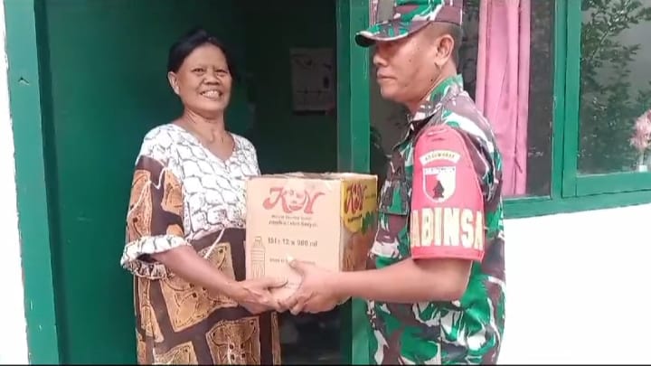 Babinsa Koramil 0823/12 Suboh Bawa Bantuan dan Harapan untuk Warga Kurang Mampu di Desa Buduan