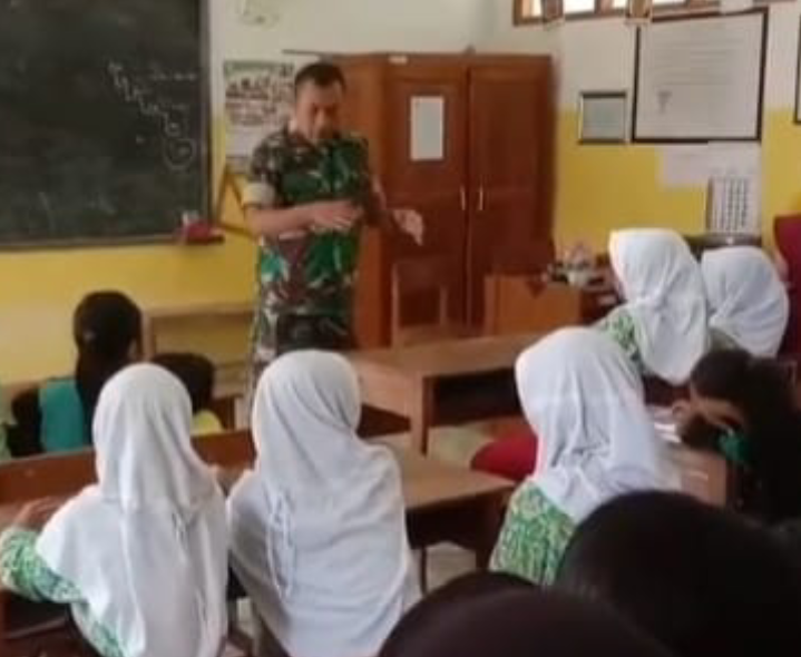 Babinsa Koramil 0823/12 Suboh Tanamkan Wawasan Kebangsaan dan Anti-Bullying