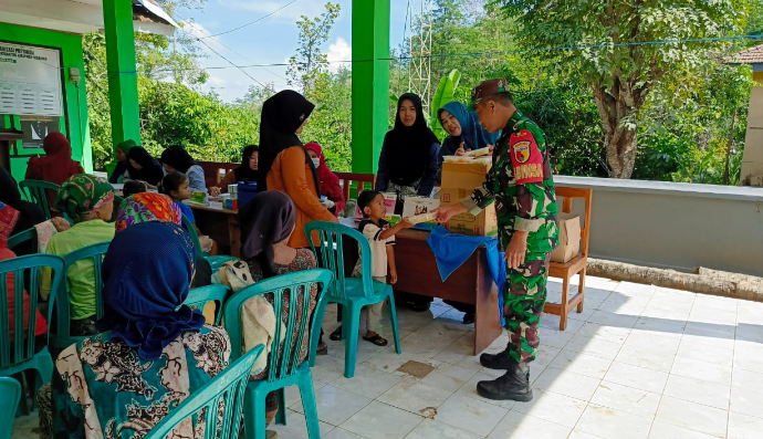 Babinsa Koramil 0823/14 Jatibanteng Dampingi Posyandu Balita