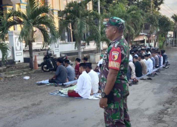 Babinsa Koramil 0823/14 Jatibanteng Bersinergi untuk Amankan Sholat Idul Adha 1445 Hijriah/2024 M
