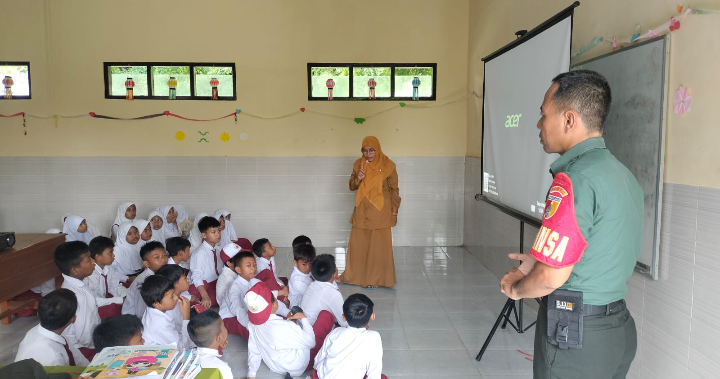 Babinsa Koramil 0823/14 Jatibanteng Beri Wawasan Kebangsaan dan Edukasi Anti-Bullying