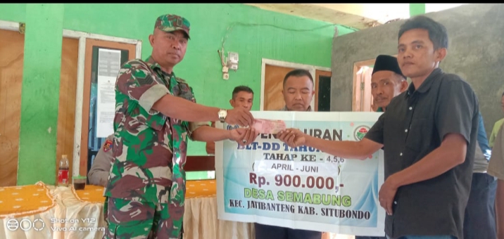 Babinsa Koramil 0823/14 Jatibanteng Lakukan Pendampingan Penyaluran BLT-DD Tahap 4, 5, dan 6