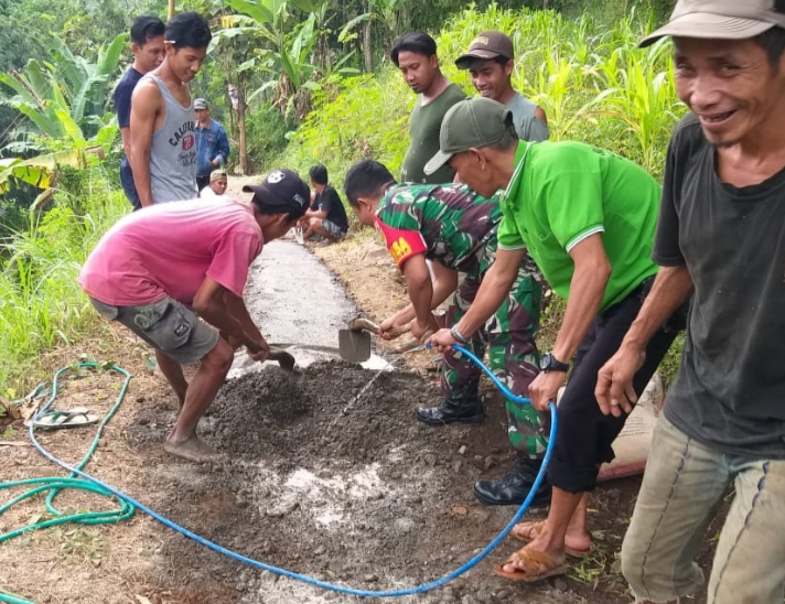 Babinsa Koramil 0823/14 Jatibanteng Kerja Bakti Perbaikan Jalan Desa