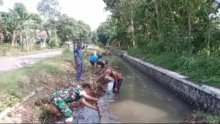 Babinsa Koramil 0823/15 Bungatan dan Warga Gelar Kegiatan Pembersihan Sungai di Dusun Ledeng