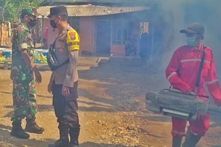 Babinsa Koramil 0823/17 Banyuglugur Bersama Warga Lakukan Fogging Cegah Demam Berdarah