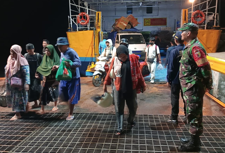 Babinsa Koramil 09 Jangkar Bersama Tim Gabungan Amankan Kedatangan KMP Dharma Kartika