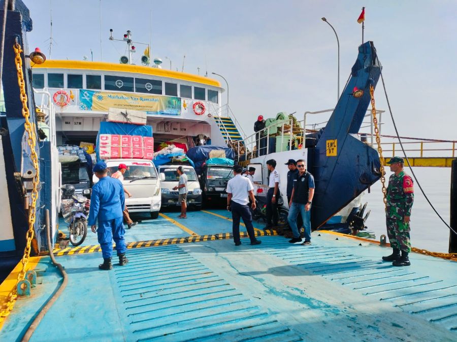 Babinsa Koramil 09 Pastikan Keamanan Keberangkatan KMP 