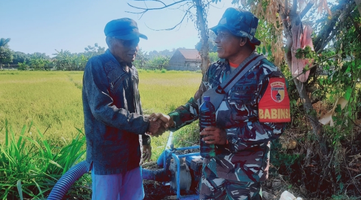 Babinsa Koramil 11 Besuki Bersama Petani Cek Pompa Air Dukung Ketahanan Pangan di Desa Sumberejo
