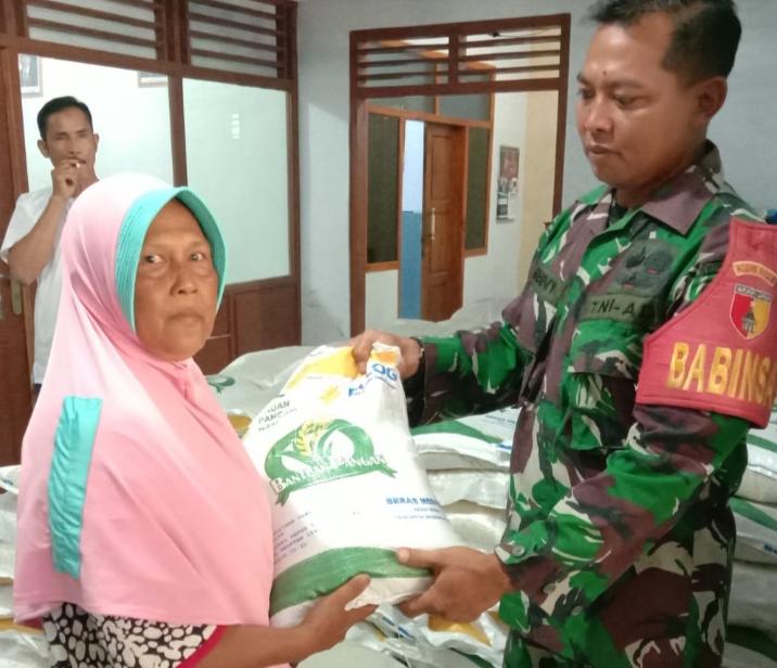 Babinsa Koramil 15 Bungatan Serda Beni Laksanakan Pendampingan Pembagian Bantuan Pangan Cadangan 