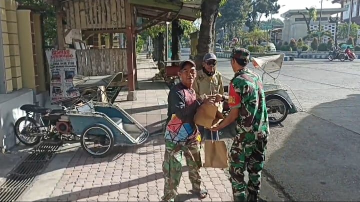 Babinsa Ramil 0823/01 Kota Serda Joko dan Koptu Erfandi Laksanakan Sedekah Pada Abang Becak