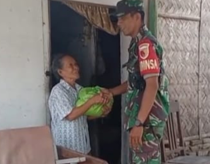 Babinsa Sumber Anyar Koramil Banyuputih Berikan Bantuan Sembako Kepada Warga