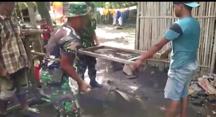 Babinsa Sumber Tengah Bantu Warga Bangun Jamban Umum