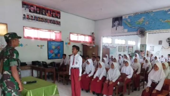 Babinsa Sumber Waru Berikan Wawasan Kebangsaan Kepada Para Murid SDN 4