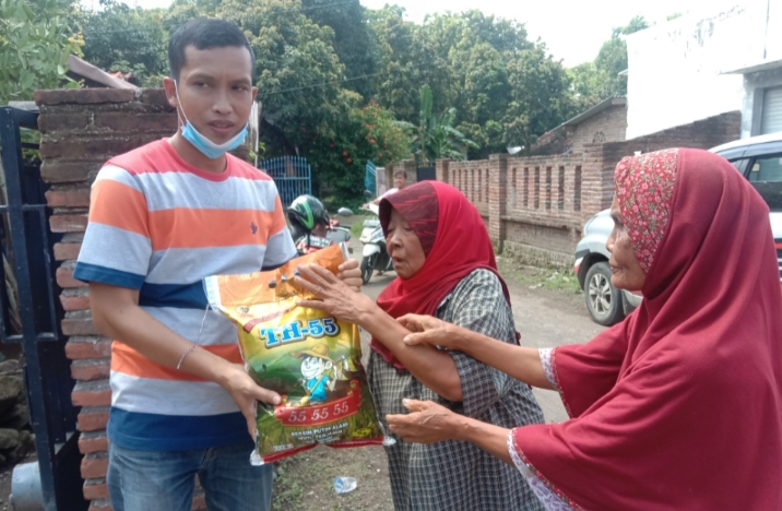 Pengusaha Muda di Situbondo Bagi-bagi Beras Untuk Janda Renta Miskin dan Yatim