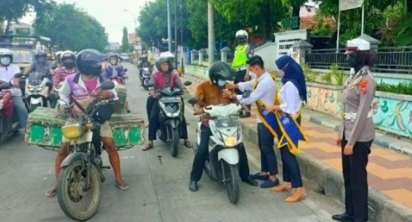 Satlantas Polres Situbondo Gandeng Duta Wisata Bagikan Masker dan Ingatkan Keselamatan Berkendara