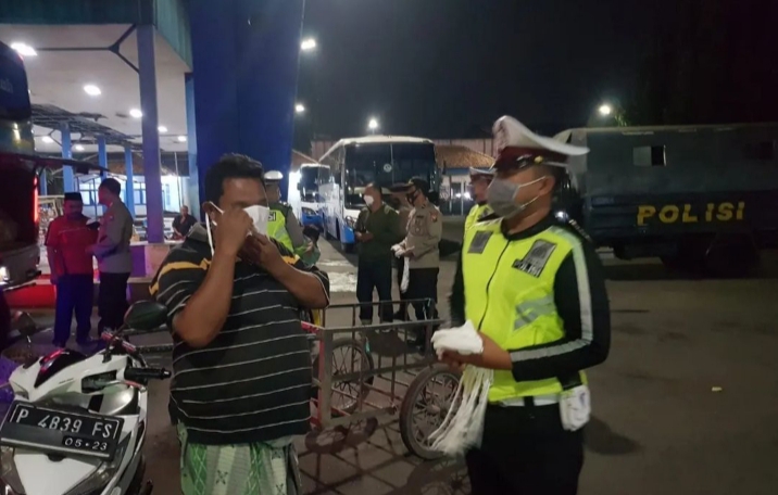 Tim Pamor Keris Polres Situbondo Bagikan Masker dan Ingatkan Prokes Pada Malam Minggu