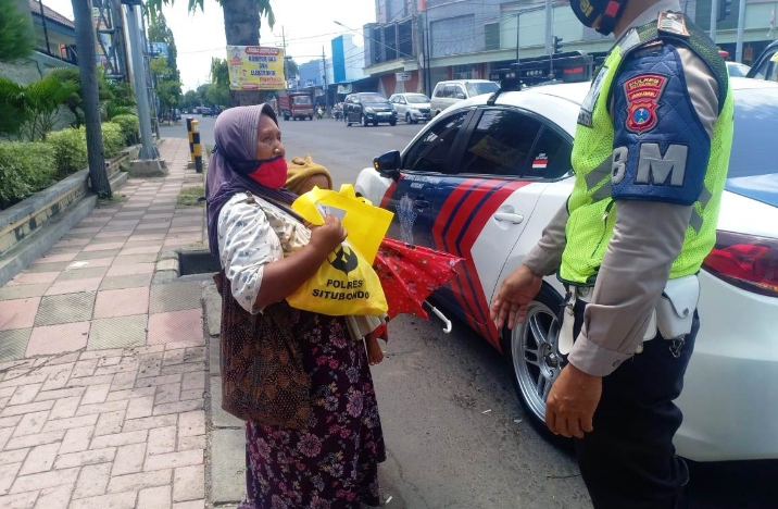 Satlantas Polres Situbondo Bantu Meringankan Beban Hidup Para Jukir dan Pedagang Kecil