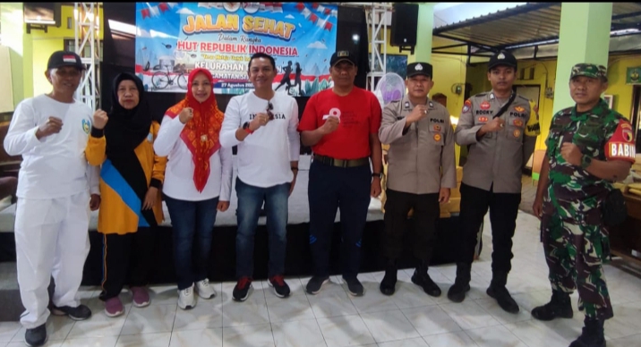 Peringatan HUT RI Ke-78, Babinsa Koramil 0823/01 Kota dan Polsek Bantu Pengamanan Gerak Jalan Santai