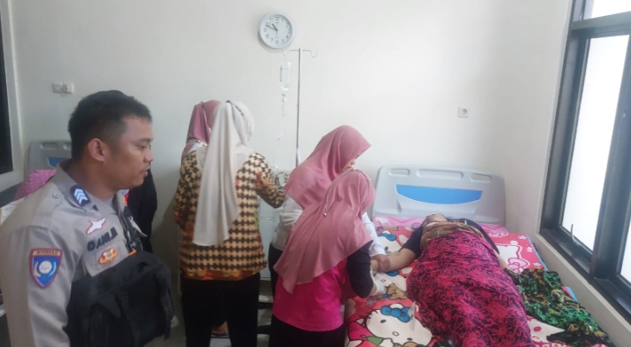 Polisi RW Polsek Kendit dan Petugas Puskesmas Bantu Seorang Ibu Alami Pendarahan Usai Melahirkan