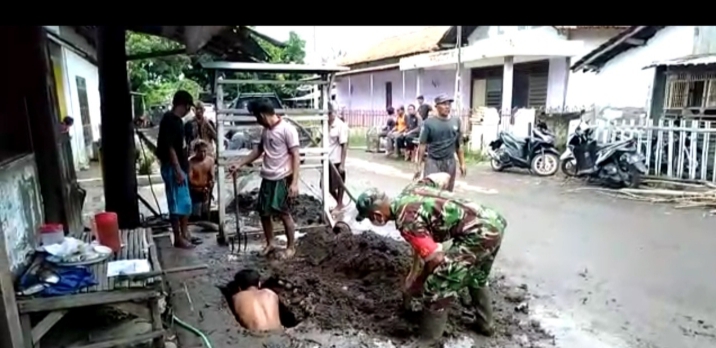 Banyak Genangan Air di Desa Kettah, Babinsa dan Warga Bersih-bersih