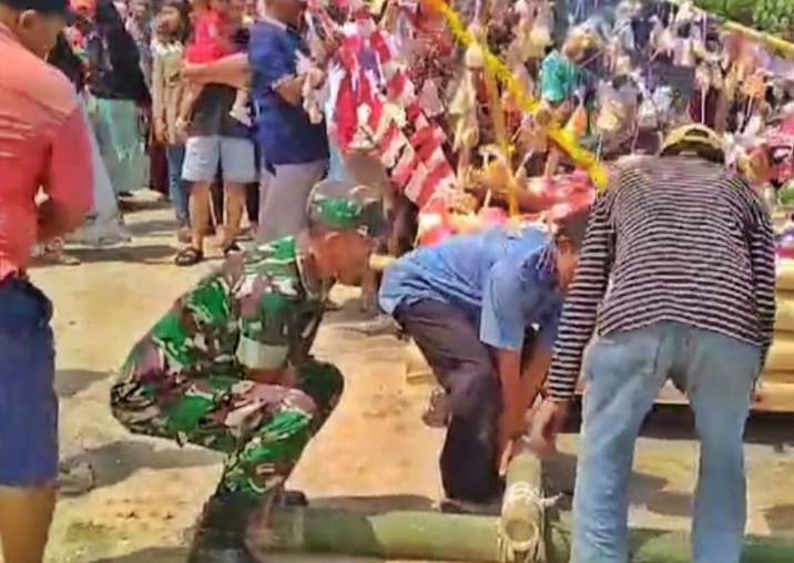 Begini Dedikasi Babinsa Serka Tamrin, Memastikan Keamanan Acara Tradisi Petik Laut