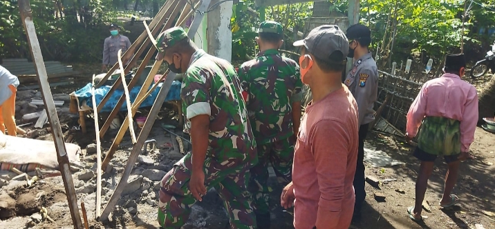 Anggota Koramil Mangaran dan Warga Bekerja Bakti Membangun Rumah Mariati yang Roboh