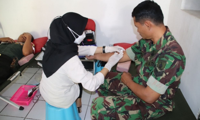 HUT POM - Angkatan Darat ke 47 Tahun, Belasan Anggota Kodim Ikuti Giat Donor Darah
