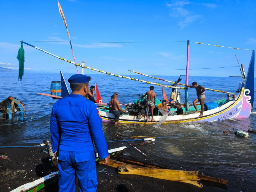 Belasan Perahu Rusak Dihantam Gelombang