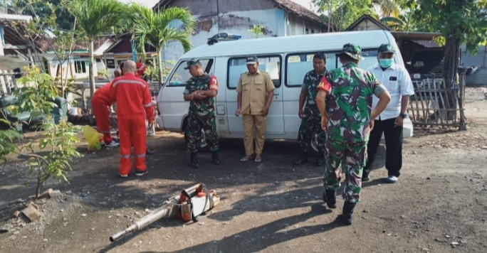 Belasan Rumah di Kecamatan Kendit Disemprot oleh Petugas Gabungan