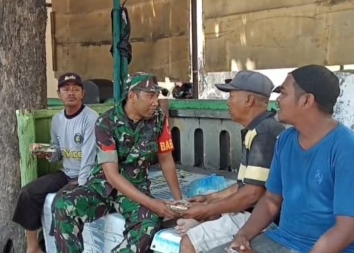 Bentuk Kepedulian Terhadap Warga, Babinsa Koramil Kota Situbondo Turun ke Jalan