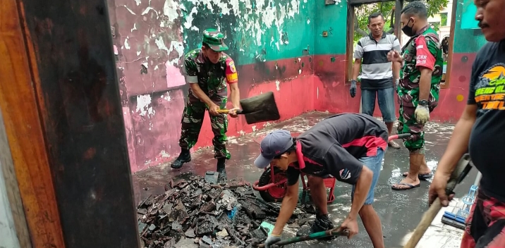 TNI Koramil Jatibanteng Bersama Warga Gotong Royong Bersihkan Puing-puing Bekas Kebakaran Klinik
