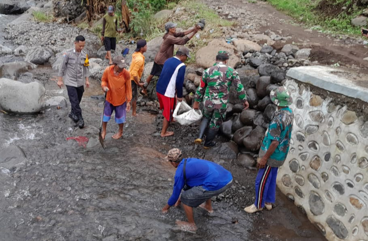 Beri Bantuan Material dan Gotong Royong Perbaiki Jalan Penghubung Rusak Akibat Luapan Air Sungai