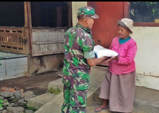Beri Bantuan Sembako untuk Warga Kurang Mampu.