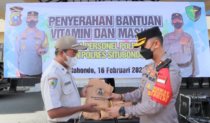 Kapolres Situbondo dan RS Bhayangkara Bondowoso Beri Obat-obatan Serta Masker Untuk Perkuat Imunitas