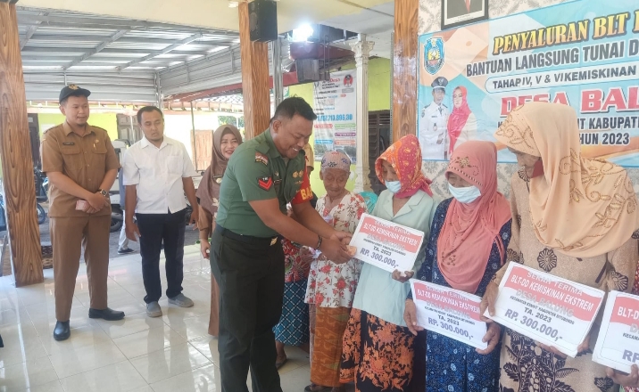 Berikan Rasa Aman, Babinsa Koramil 0823/06 Kendit Dampingi Penyaluran BLT Dana Desa Balung