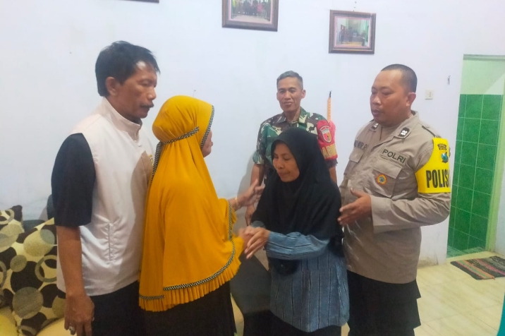 Bersama Babinsa dan Kades Redam Kabar Hoax Warga Miliki Ilmu Santet