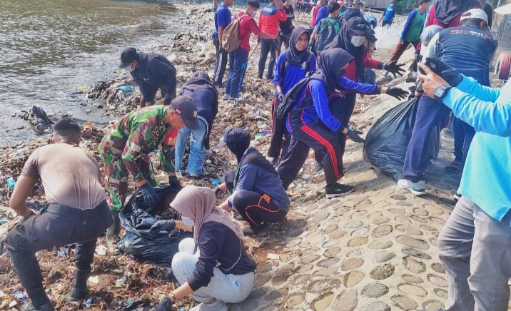 Babinsa Koramil 0823/12 Suboh dan Mahasiswa KKN Universitas Jember  Gelar Aksi Bersih Pantai