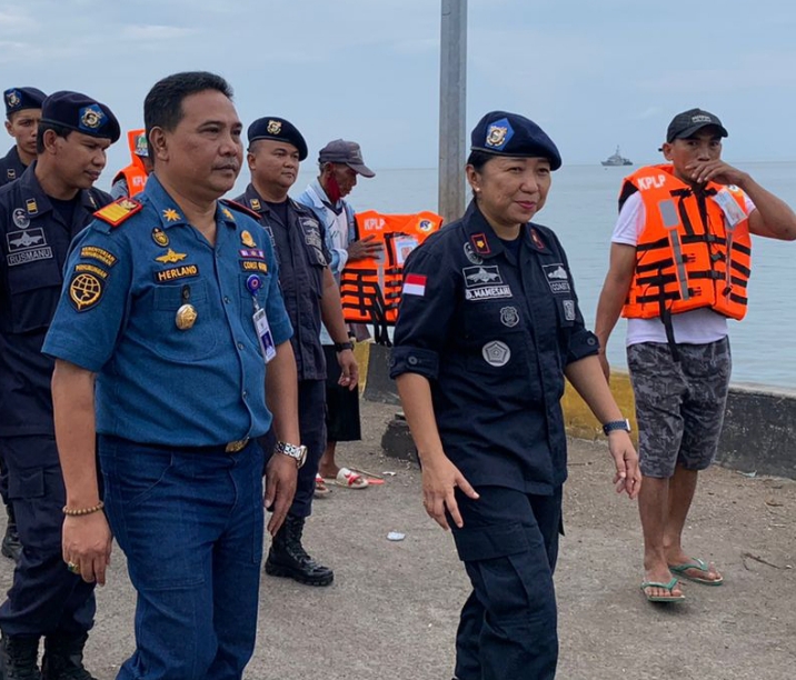 Kepala KSOP Kelas IV Panarukan Berikan 100 Life Jacket Pada Nelayan