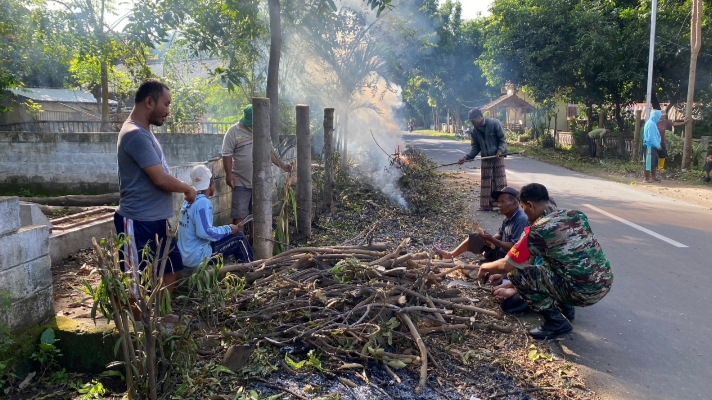 Ciptakan Kemanunggalan, Babinsa Kedung Dowo Bersama Masyarakat Laksanakan Kegiatan Kerja Bakti