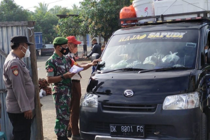 Satgas COVID-19 Periksa Surat Swab Antigen Kepada Calon Penumpang Kapal di Pelabuhan