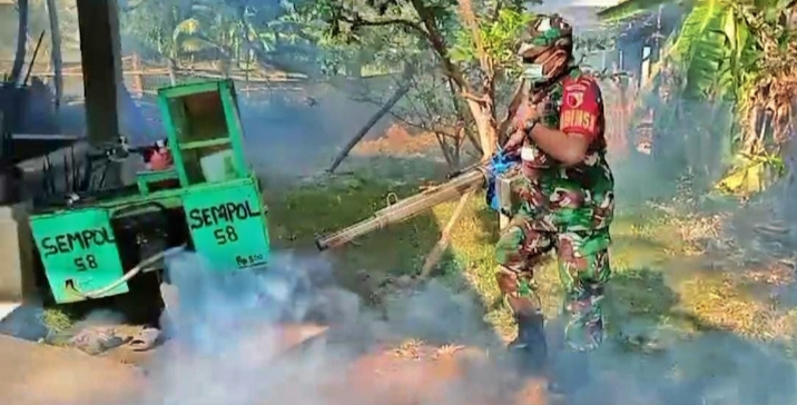 Babinsa Koramil 0823/06 Kendit Bersama Tim dari Puskesmas Lakukan Fogging untuk Lawan Demam Berdarah