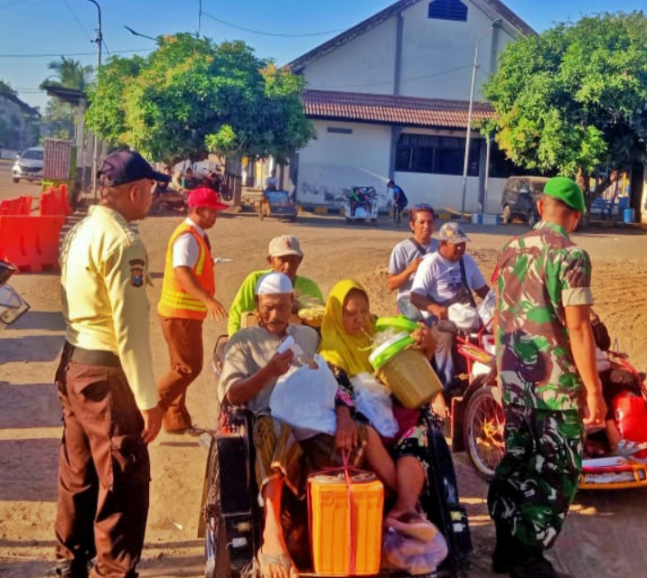 Babinsa Koramil 0823/09 Jangkar Lakukan Pengamanan Bersama Tim Satgas Gabungan
