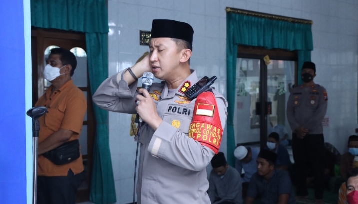 Kapolres Situbondo Sholat Jumat Bersama Warga Desa Pasir Putih, Kecamatan Bungatan