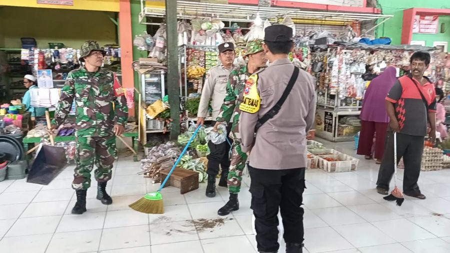 Semangat Gotong Royong TNI, Polri, dan Warga BersamaBersihkan Pasar Mangaran Sambut HUT TNI ke-79