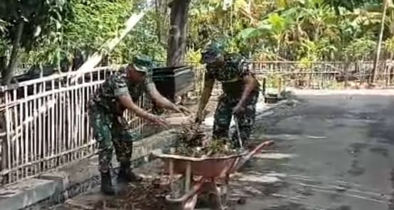 Babinsa Koramil Kapongan Bersinergi dengan Masyarakat Desa Pokaan Kerja Bakti Antisipasi DBD