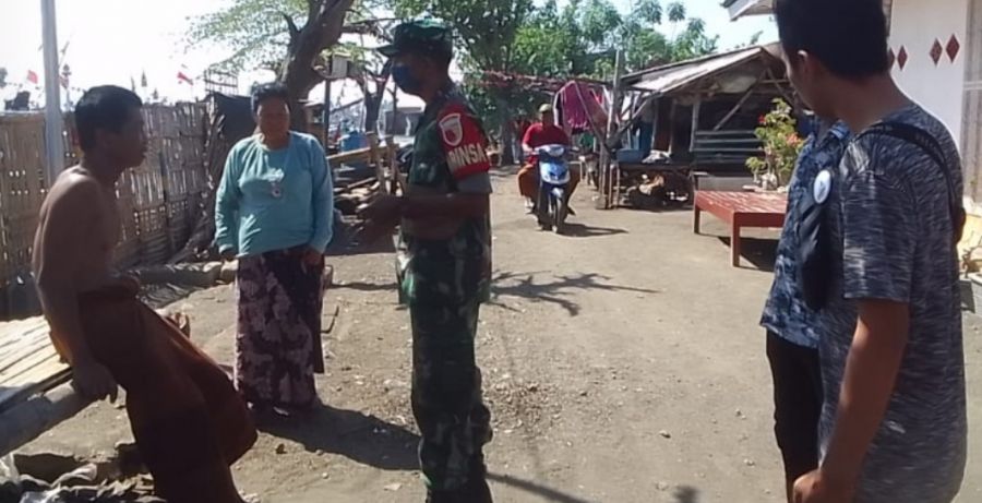 Anggota TNI di Dusun Mimbo Bersinergi dengan Warga Bersihkan Lingkungan