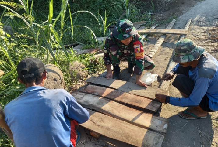 Kompak, Babinsa Koramil 0823/14 Jatibanteng Bersinergi Dengan Warga Perbaiki Jembatan di Sungai Dauh