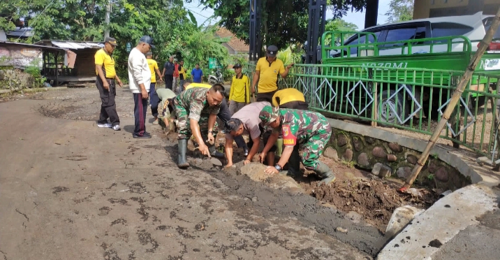 TNI-Polri Bersinergi Kerja Bakti  Bersama Pemerintah Kecamatan Sumbermalang